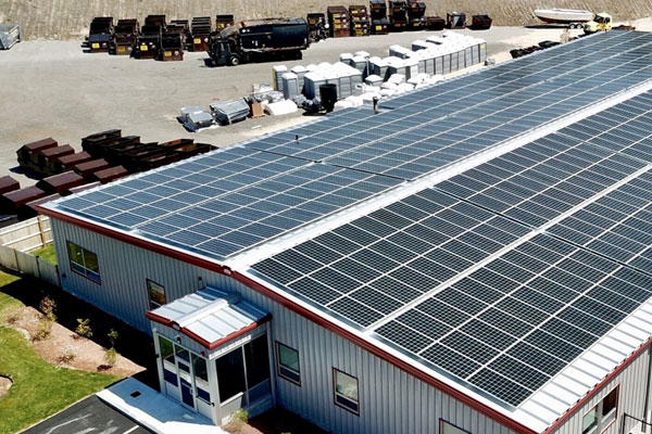 The photovoltaic power generation system on the factory roof (1)
